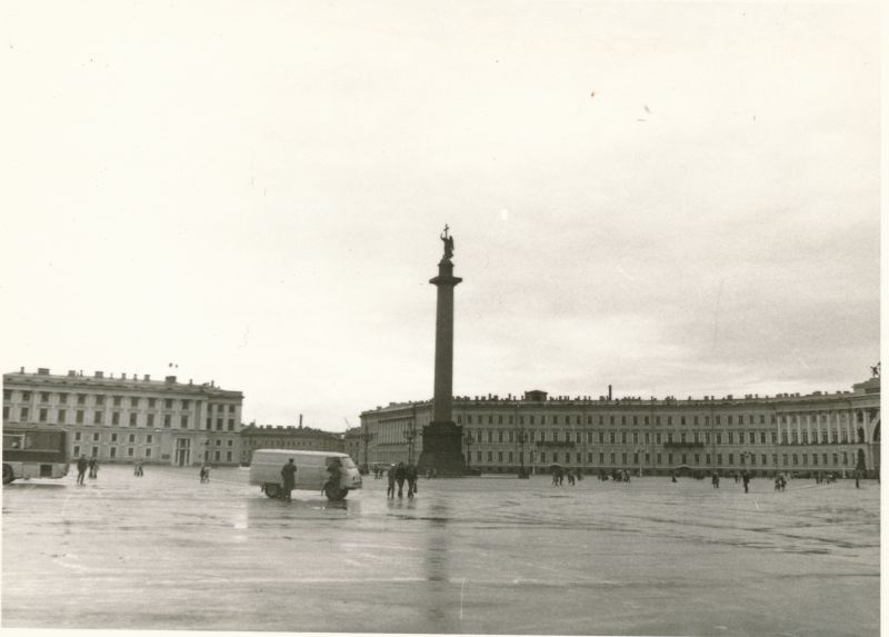 Foto. Haapsalu Rajooni Sidesõlme töötajad ekskursioonil Leningradi 1980. Paleeväljak.
