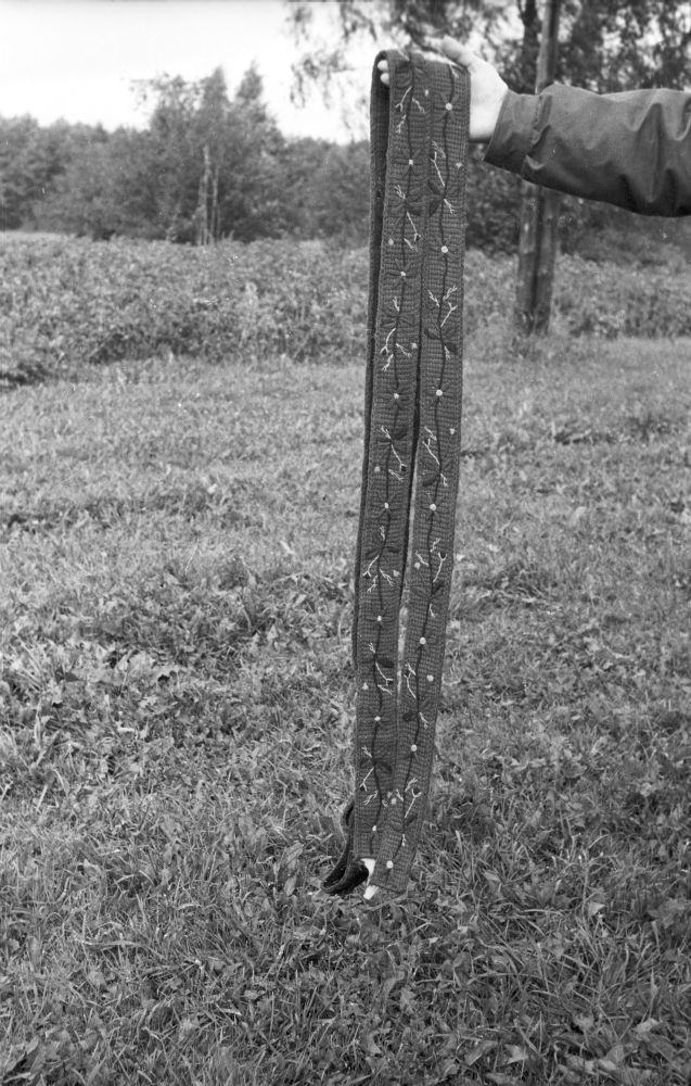 Villasest lõngast heegeldatud pulmaohjad Halliste kihelkonnast Pudru külast.