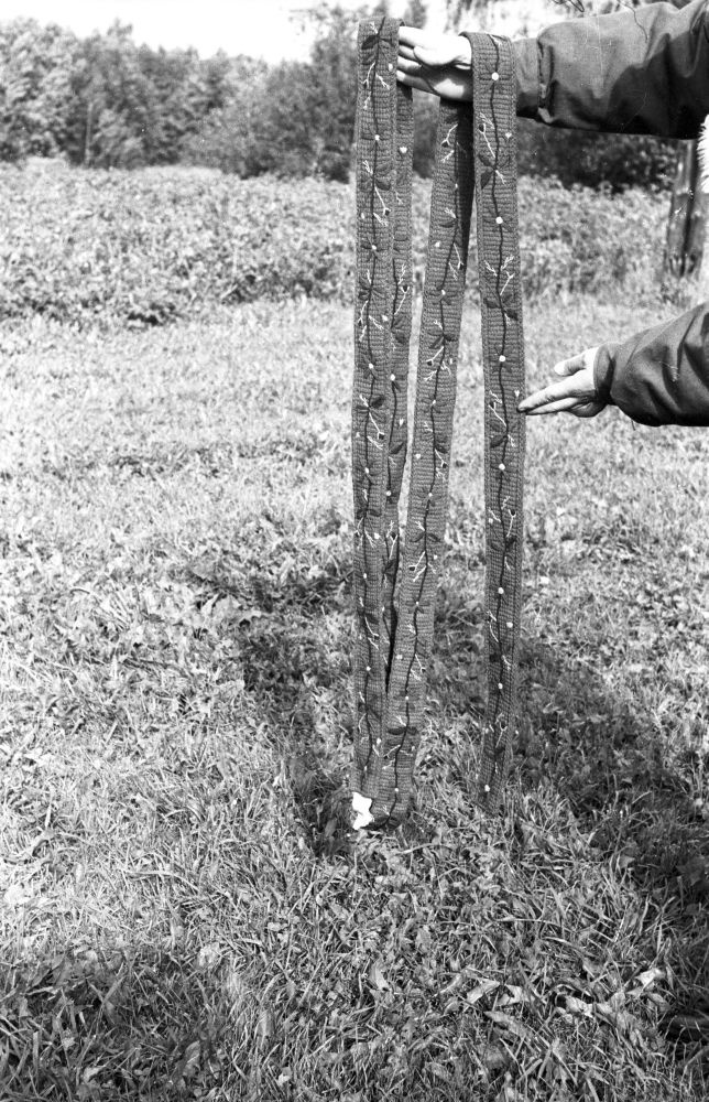 Villasest lõngast heegeldatud pulmaohjad Halliste kihelkonnast Pudru külast.