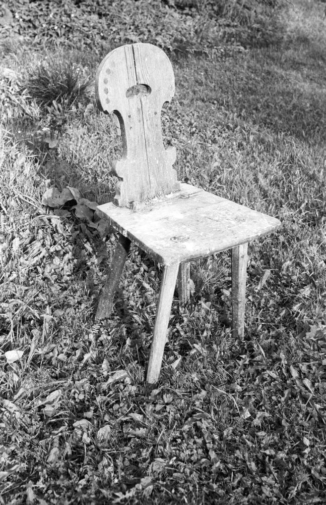 Tool Halliste kihelkonna Härma talu õuel.