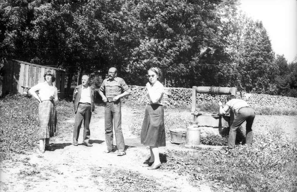 Muuseumi teadusnõukogu liikmed Viljandimaal: (vasakult) Elle Vunder, Ants Viires, Leon-Hannes Paiken, Gea Troska ja kaevu juures Fredi Tomps.