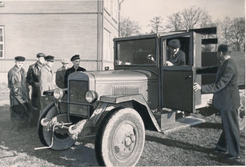 Photo. Kärdla Secondary School students in the automotive teaching class. Photographer. J. Vatser. 1956.