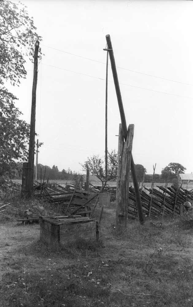 Karmu talu vinnaga kaev "sälindusega" (laudadest kastrakked).