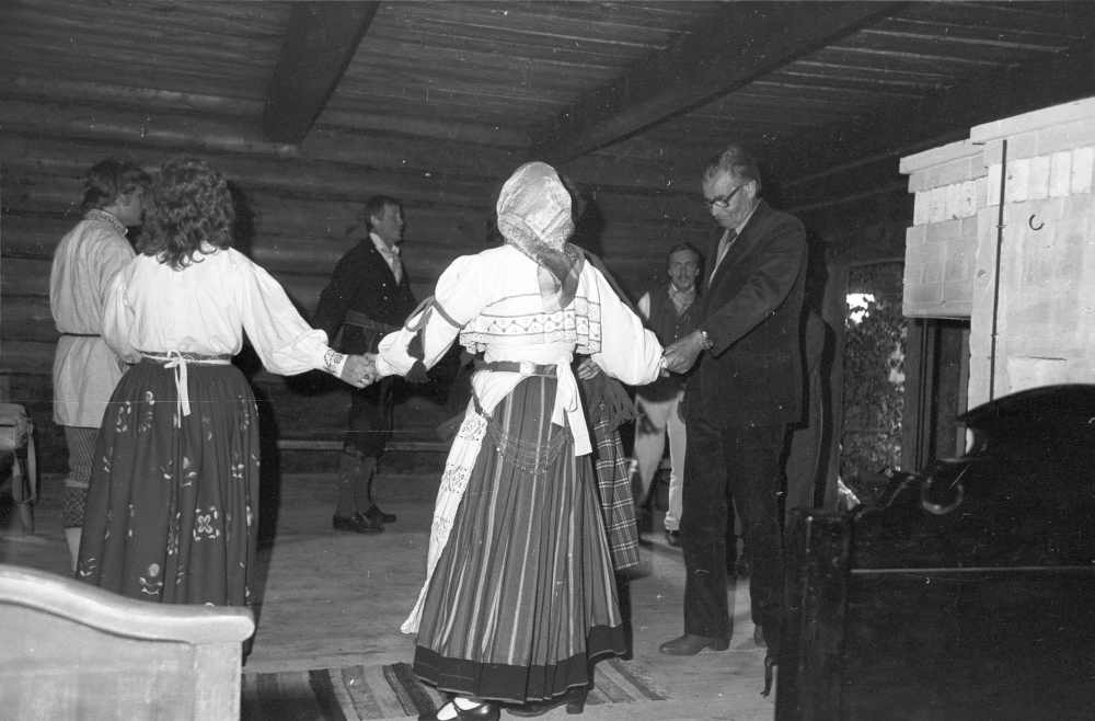 Ansambel "Leegajus" ja külalised Kolga talu rehetoas.