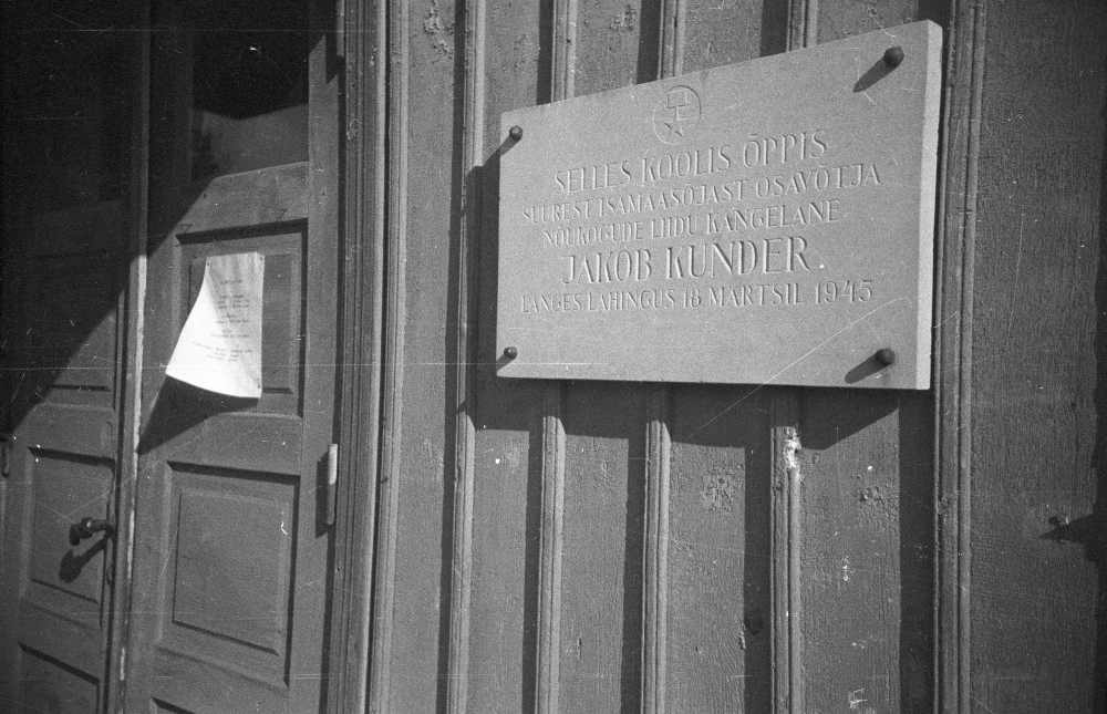 Saulepi koolimaja, mälestustahvel esiseinal Nõukogude Liidu kangelasele Jakob Kunderile.