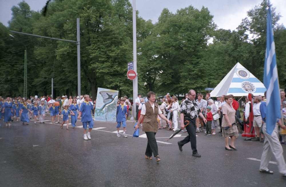XXIII üldlaulupeo rongkäik Tallinnas 3.juulil 1999.a., lastekoor Paldiskist.