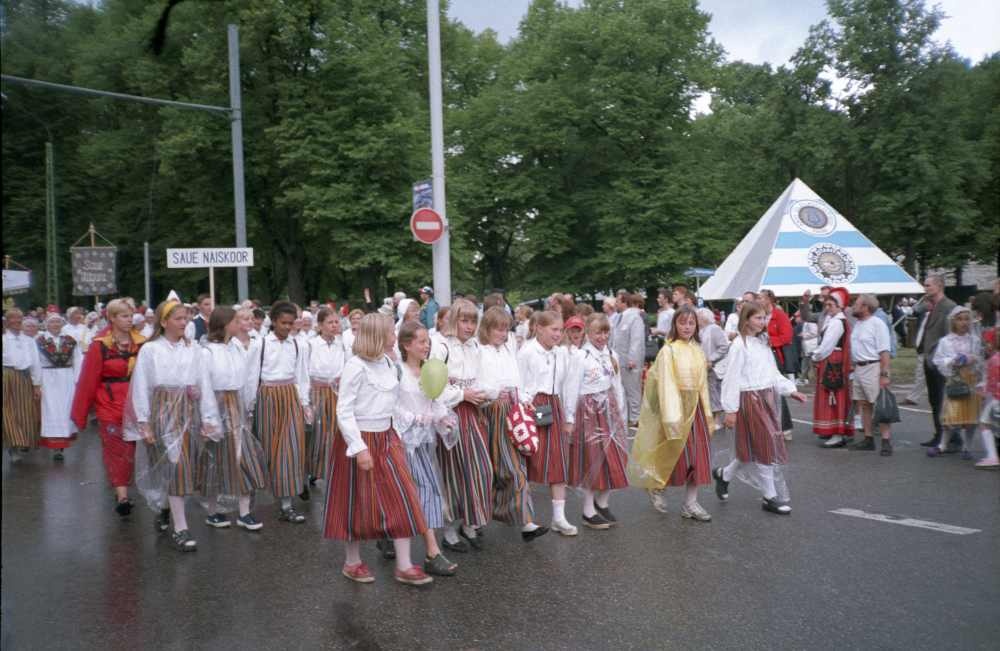 XXIII üldlaulupeo rongkäik Tallinnas 3.juulil 1999.a., Saue Gümnaasiumi lastekoor.