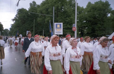 XXIII üldlaulupeo rongkäik Tallinnas 3.juulil 1999.a., lauljad Harjumaalt.  duplicate photo