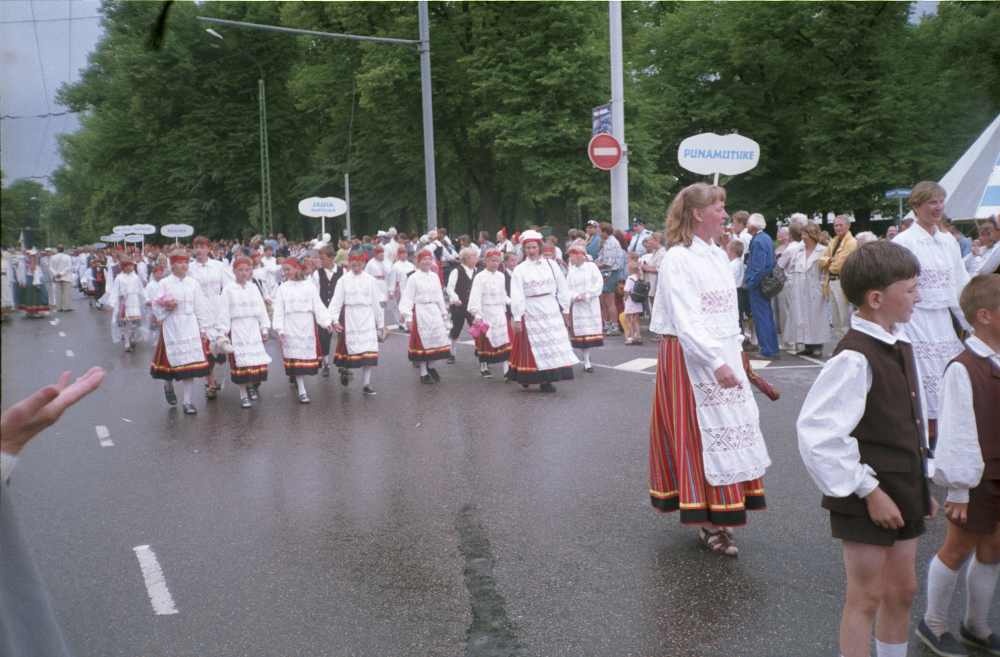 XXIII üldlaulupeo rongkäik Tallinnas 3.juulil 1999.a., peolised Hiiumaalt.