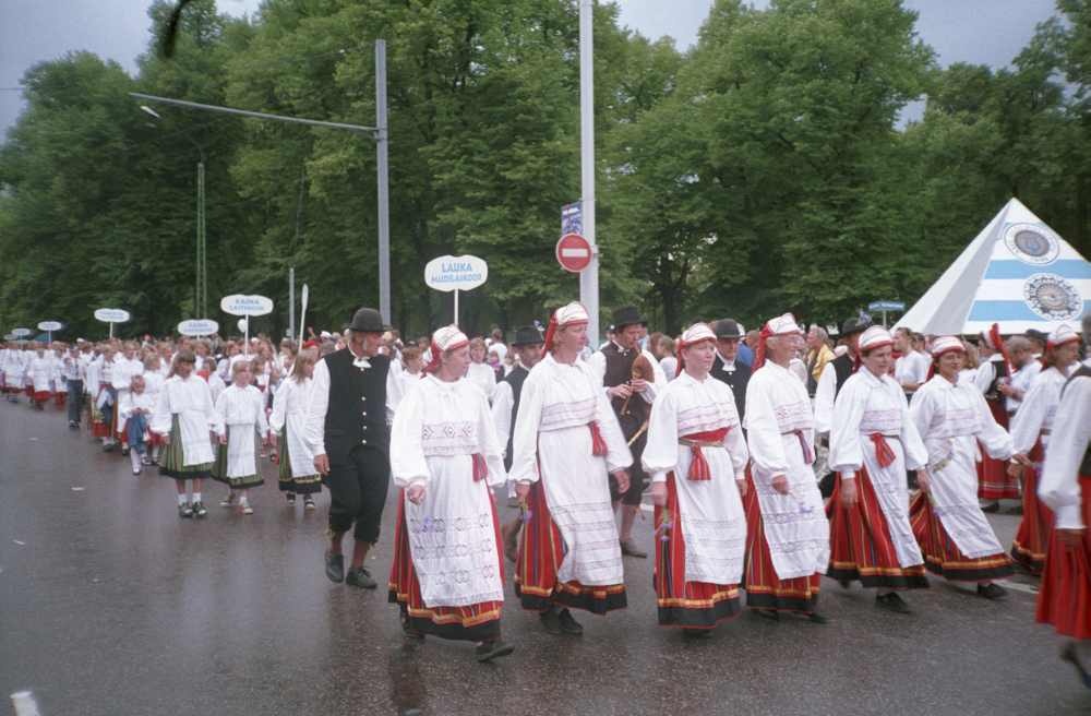 XXIII üldlaulupeo rongkäik Tallinnas 3.juulil 1999.a., peolised Hiiumaalt.