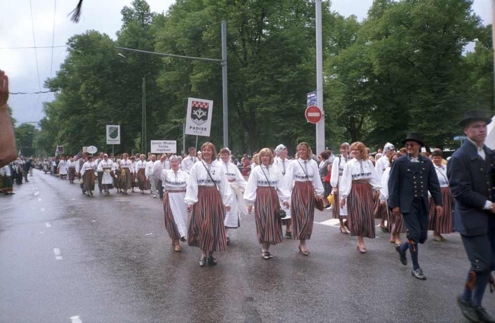 XXIII üldlaulupeo rongkäik Tallinnas 3.juulil 1999.a., Harju-Madise kiriku segakoor Padise vallast.