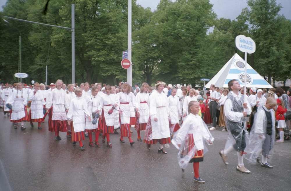 XXIII üldlaulupeo rongkäik Tallinnas 3.juulil 1999.a., Emmaste lastekoor.