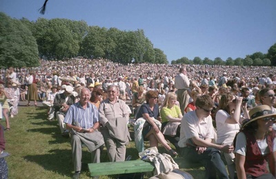 XXIII üldlaulupidu Tallinnas 3.juulil 1999.a., Eestirootslaste Kultuuriühingu SOV (Svenska Odlinges Vänner) esimees Sven Salin ja Rootsi-Mihkli kiriku koguduse juhatuse aseesimees Toomas Lilienberg (paremal).  similar photo