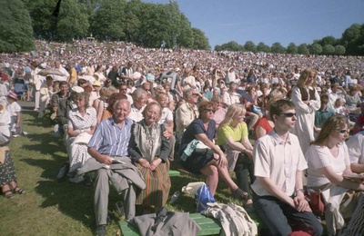 XXIII üldlaulupidu Tallinnas 3.juulil 1999.a., Eestirootslaste Kultuuriühingu SOV (Svenska Odlinges Vänner) esimees Sven Salin ja Rootsi-Mihkli kiriku koguduse juhatuse esimees ning EVM teadur Juta Holst (paremal).  duplicate photo