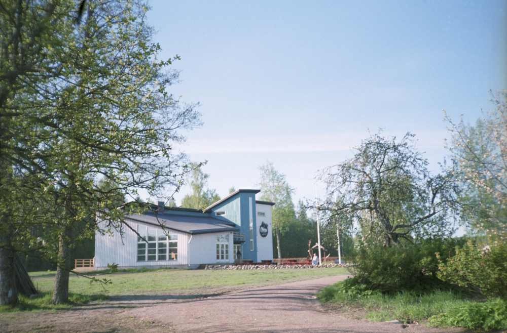 Soomaa rahvuspargi külastuskeskus Tõramaal, koostöös Taaniga 1998.a. valminud uus hoone.