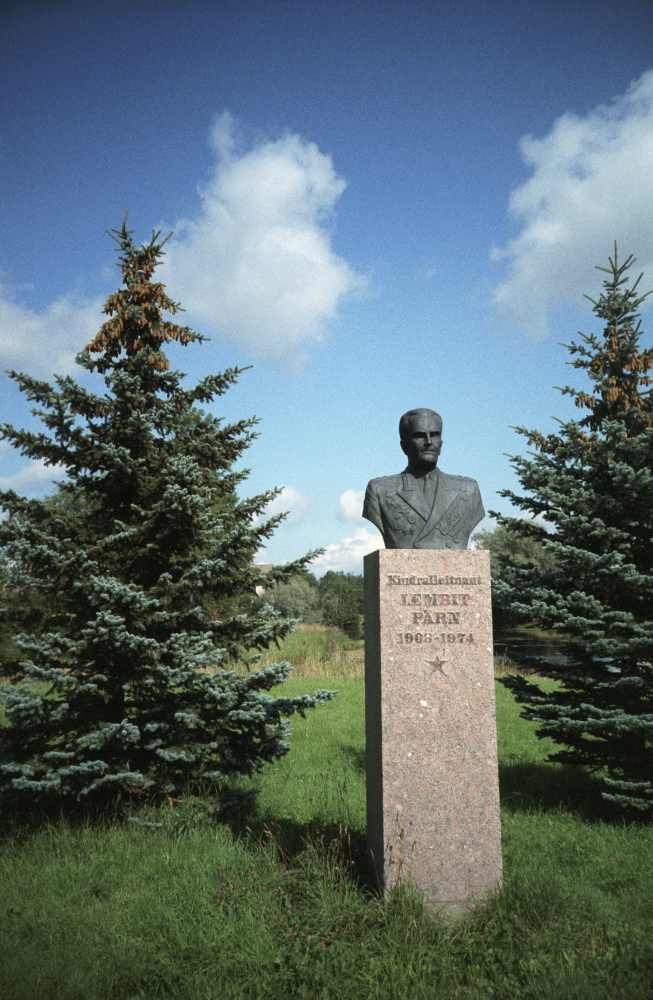 Nõukogude Liidu kangelase Lembit Pärna monument Vohnja mõisa peahoone (hilisem kolhoosikontor, kool-lasteaed ja sidejaoskond) ees.
