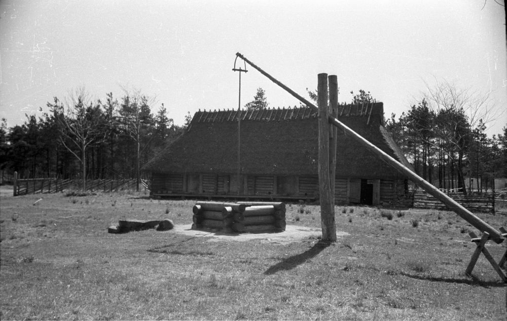 Sassi-Jaani talu ait ja kaev.