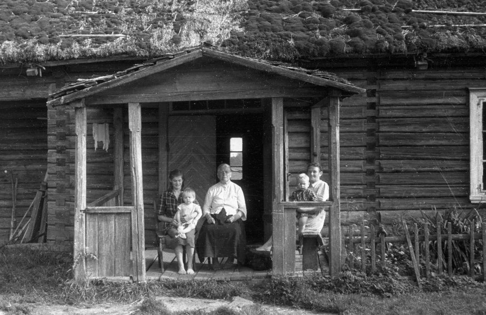 Mõisaküla Suure-Nuuma talu rehemaja ja pererahvas