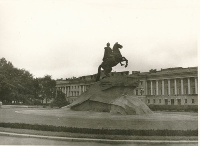 Foto. Haapsalu Rajooni Sidesõlme töötajad ekskursioonil Leningradi 1980. Vaskratsanik.  duplicate photo
