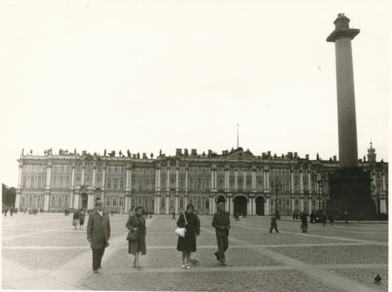 Foto. Haapsalu Rajooni Sidesõlme töötajad ekskursioonil Leningradi 1980. Talvepalee.