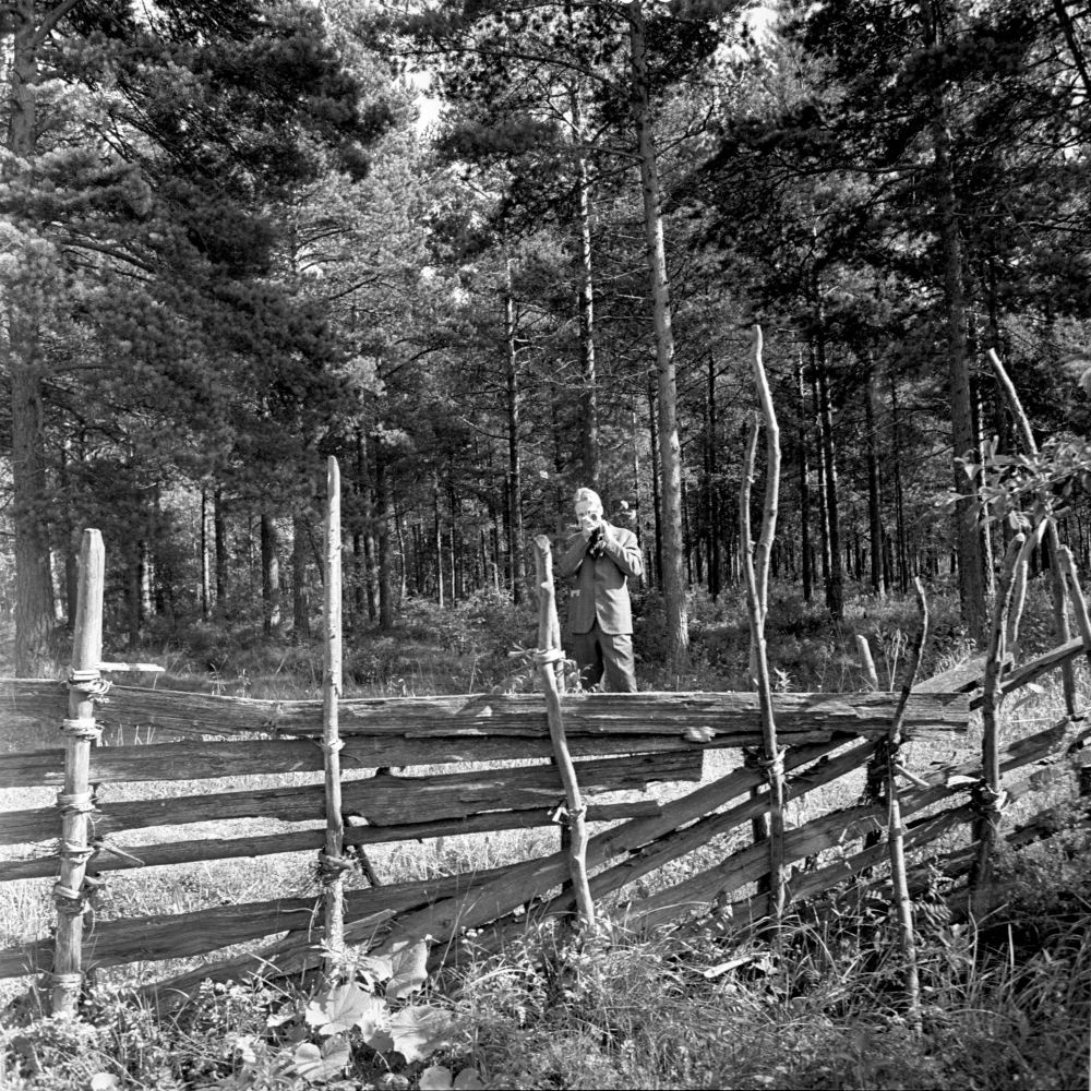 Kongressi delegaat soomlane Osmo Vuoristo filmib Sassi-Jaani talu õuel.