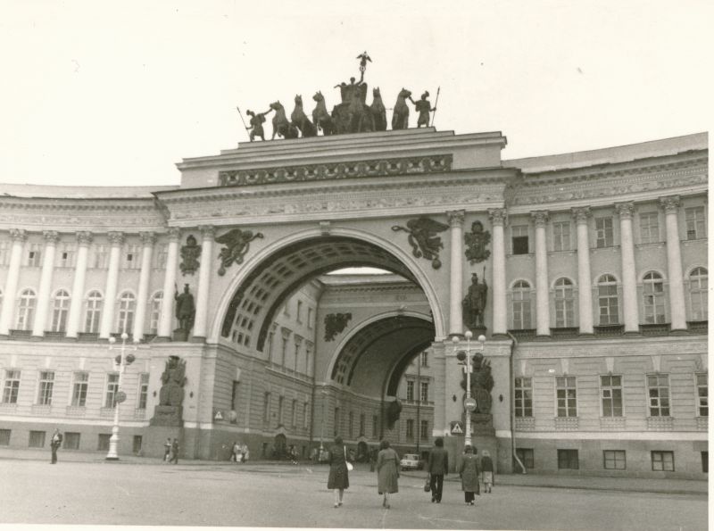 Foto. Haapsalu Rajooni Sidesõlme töötajad ekskursioonil Leningradi 1980. Triumfikaar peaväljakul.