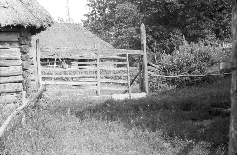 Kääraste talu õuevärav (lükandvärav) Urevere külas.