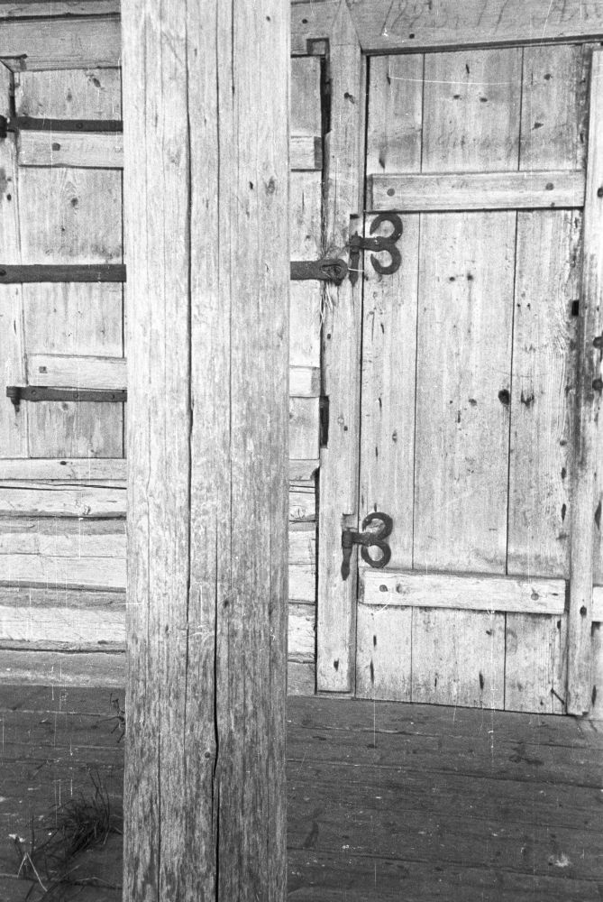 Venevere mõisa Põrna kõrts, aida uks esiseinas
