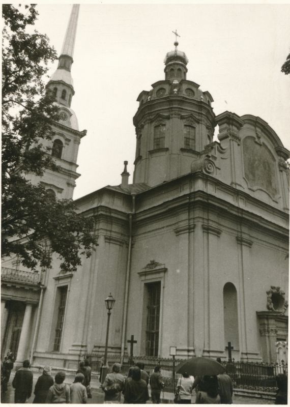 Foto. Haapsalu Rajooni Sidesõlme töötajad ekskursioonil Leningradi 1980. Peeter-Pauli katedraal.