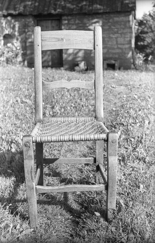 Tool Nio talu õuel.