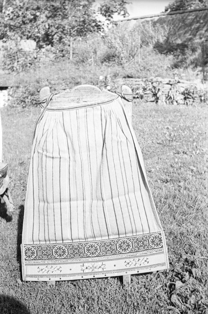 Põll toolil Nio talu õuel.