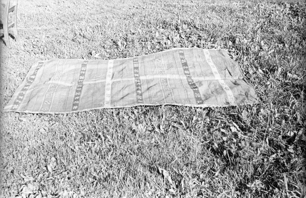 "Kiuttekk", "kirjutatud lappidega", Nio talu õuel.