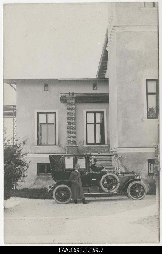 Ungern-Sternbergide automobiil koos autojuhtidega Villa Wendeni juures