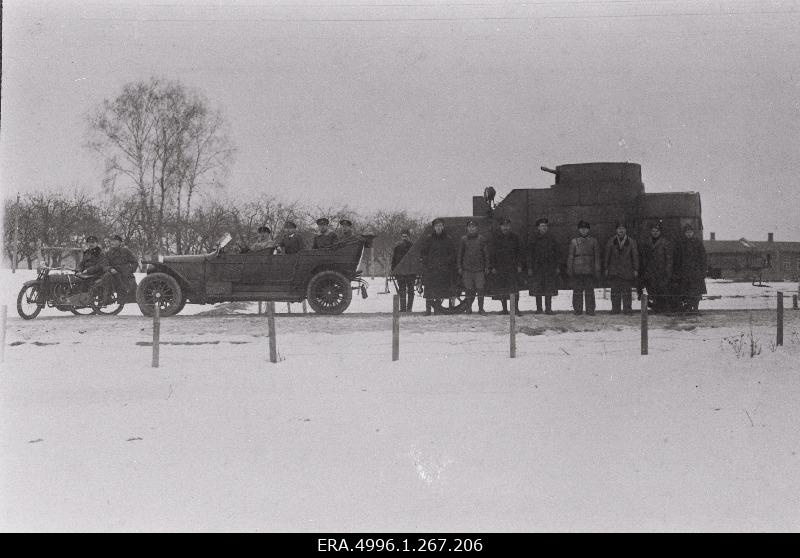 Soomusautode kolonni soomusauto "Toonela", kolonniülema sõiduauto ja sidemeeste mootorratas pärast Vabadussõja lõppu [1920]