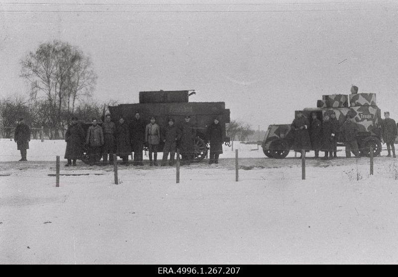 Soomusautode kolonni soomusautod "Pisuhänd" ja "Tasuja" koos meeskondadega pärast Vabadussõja lõppu [1920]
