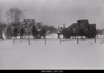 Soomusautode kolonni soomusautod "Kotkasilm" ja "Estonia" koos meeskondadega pärast Vabadussõja lõppu [1920]  duplicate photo
