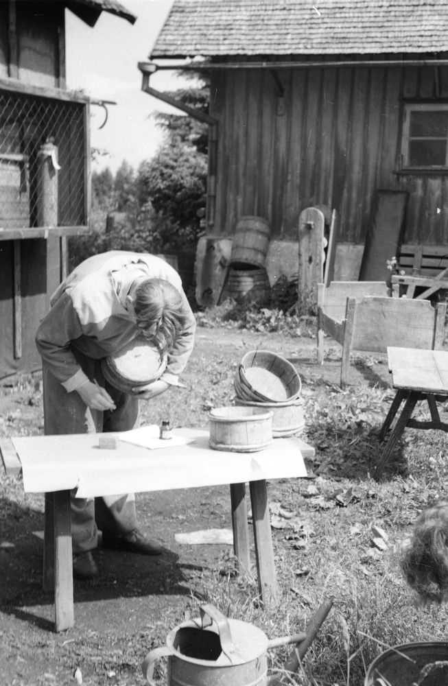 Peavarahoidja Rene Anvelt sõõrikut signeerimas..