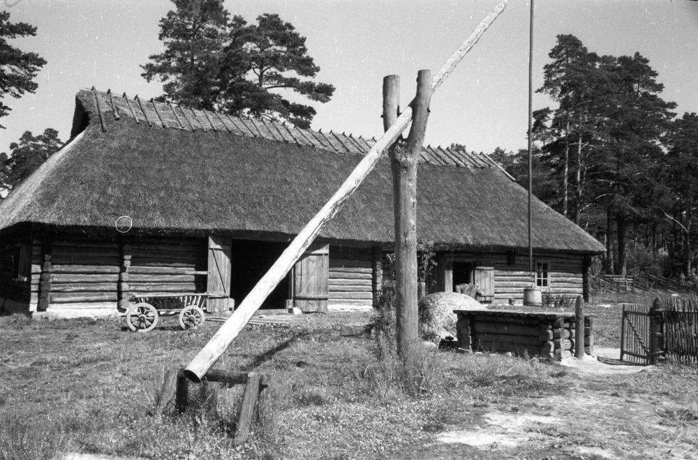 Köstriaseme talu rehemaja ja kaev.