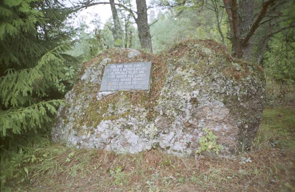 Mälestuskivi Oru metsavahitalu asukohas, kus 10. oktoobril 1908 sündis metsateadlane Artur Hansen