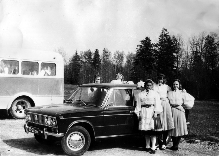 Group Kärdla folk dancers around the parking lot of the passenger car Coast Paargu