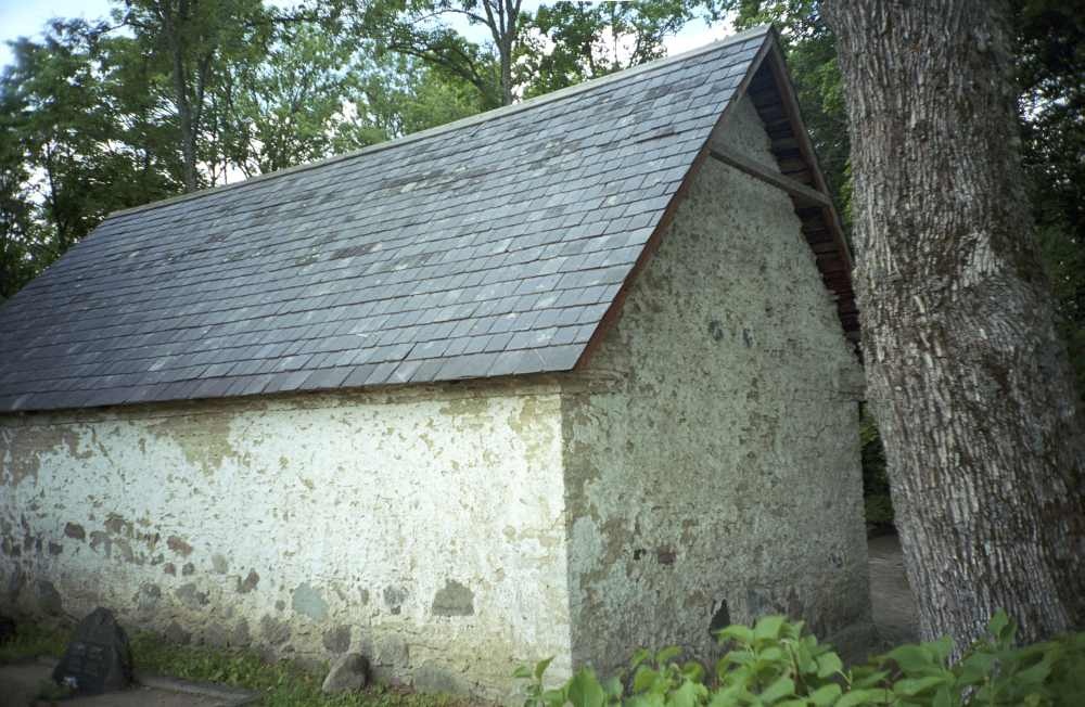 Kiltkivikatusega kabel Raasiku kalmistul