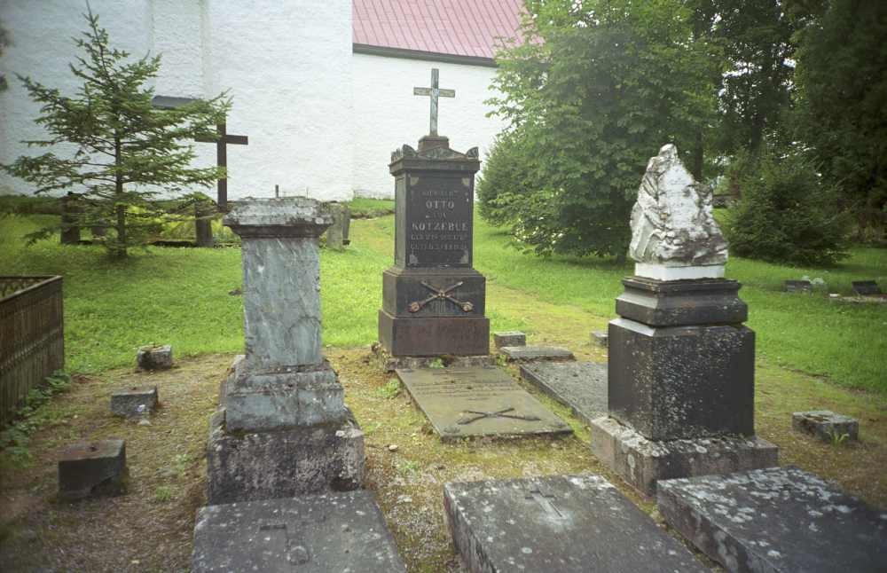 Maadeuurija Otto von Kotzebue (1787-1846) hauasammas Kose kirikaias
