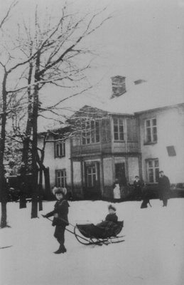Kärdla Doctorate (hospital, pharmacy). At the forefront of the doctor's children with the receiver  duplicate photo