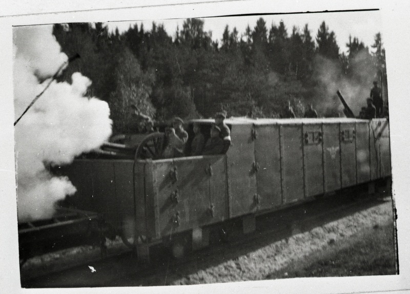 Pildistus fotost. Foto kujutab soomusrongi (arvatavasti nr 2 rong) Otepää manöövrite ajal 1925. aasta (Siim Õismaa, 2016).