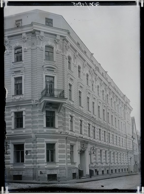 Postkontori hoone Vene ja Apteegi tänava nurgal  similar photo