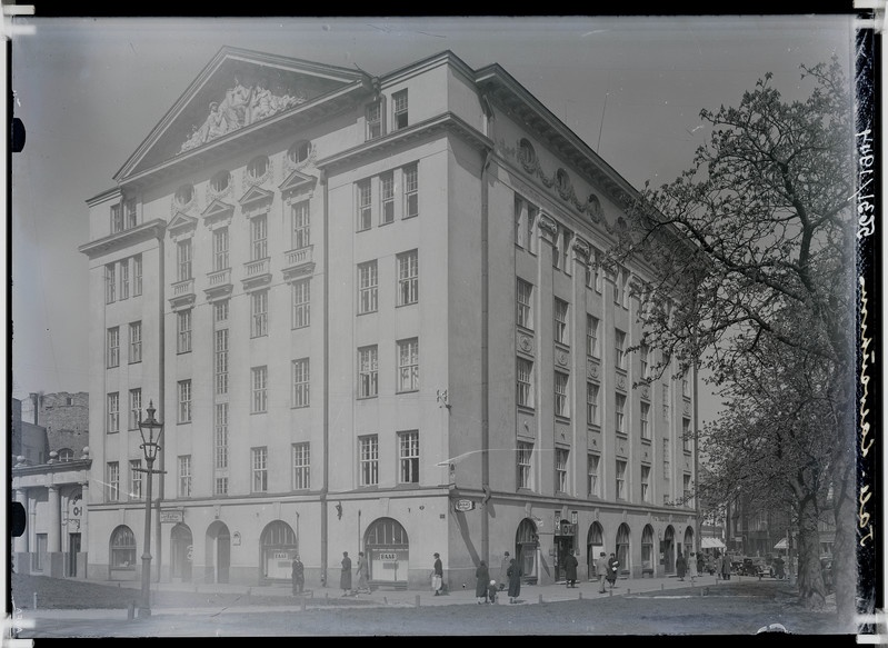 Hoone Suur-Karja ja Vana-Posti tänava nurgal