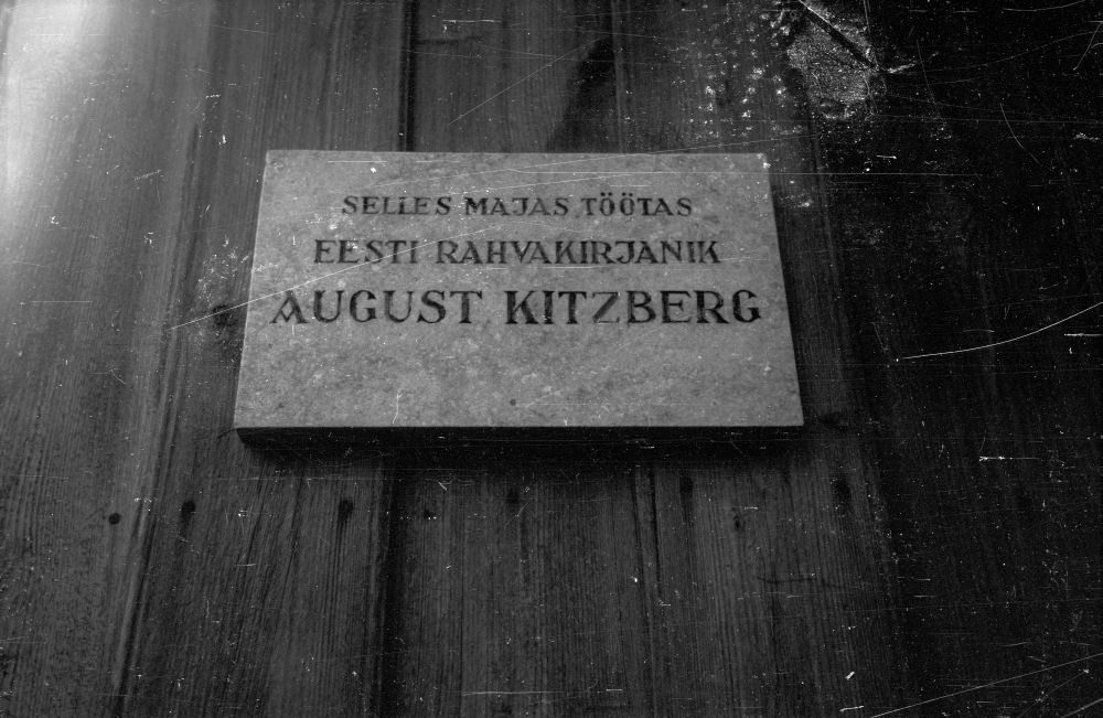 Elumaja Halliste külas, kirjanik A. Kitzbergi elukoht. Mälestustahvel seinal.