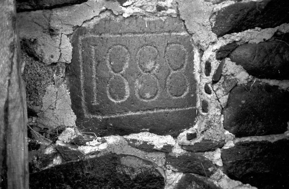 Adra talu laut Eresti külas, mälukivi "1888" müüris.