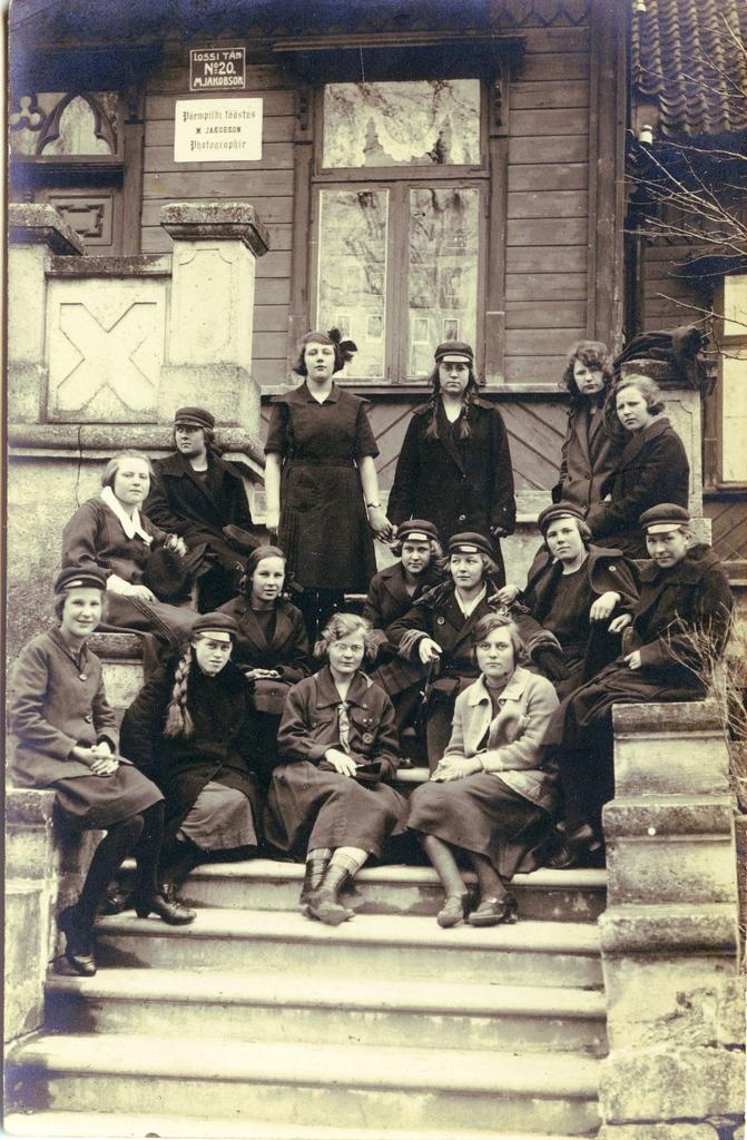 Girls of SÜG IV class in 1926 in front of Martin Jakobson's photo axis