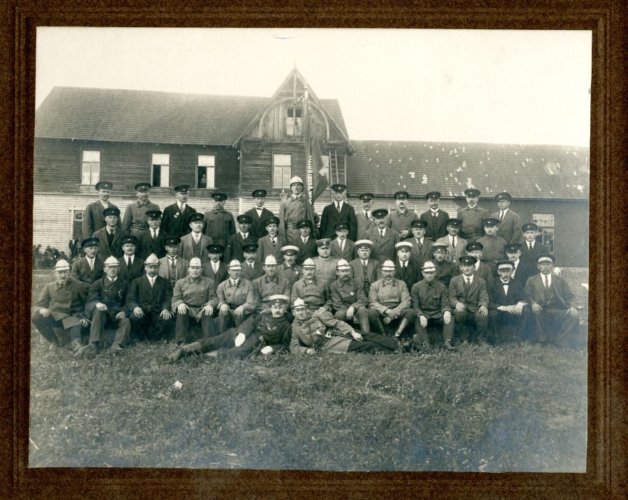 The team of the Elva Free Volunteers Society in 1924.